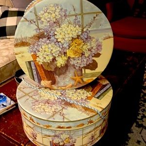 Hatboxes set of 2.. older